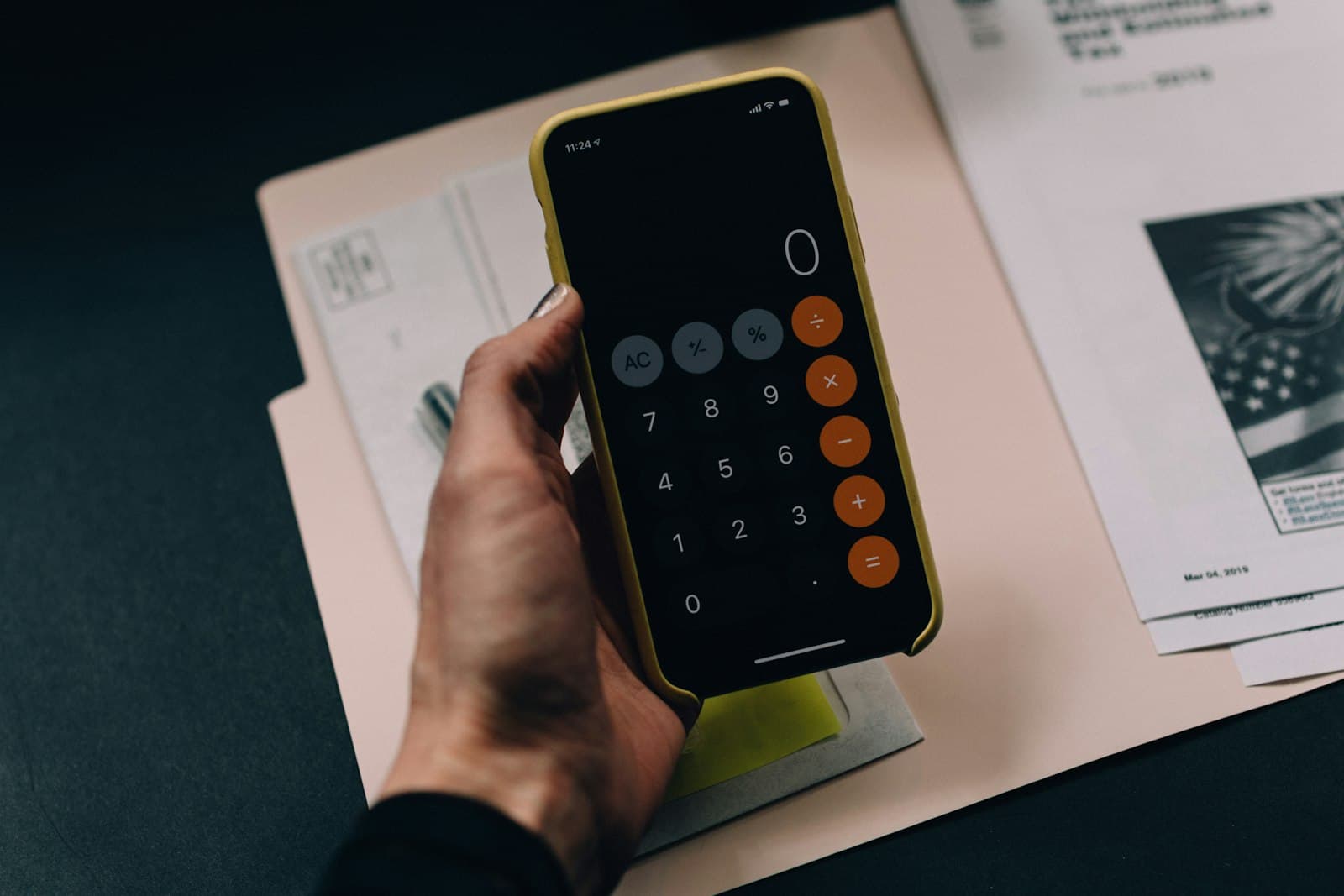 Calculadora sobre documentos financeiros em uma mesa